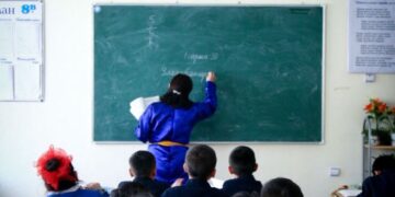 Багш нарын цалингаас хууль бус суутгал, ойн хандив цуглуулахгүй байхыг чиглэл болгожээ