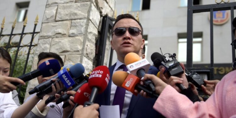 "Сахал" хочит Д.Эрдэнэбилэгт хилээр гарах боломж олгосон шүүгчийг шалгуулна гэв