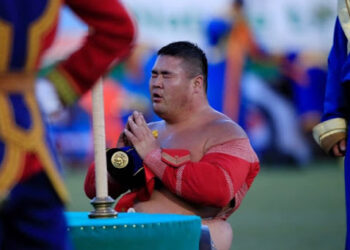 Улсын арслан Э.Оюунболдын барилдах эрхийг 8 жилээр хасчээ