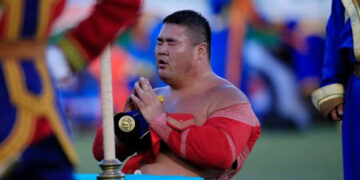 Улсын арслан Э.Оюунболдын барилдах эрхийг 8 жилээр хасчээ