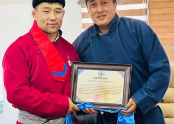 Наадмаар шуугиулсан улсын харцага Г.Ганхуягт 3 өрөө байрны батламж гардуулжээ