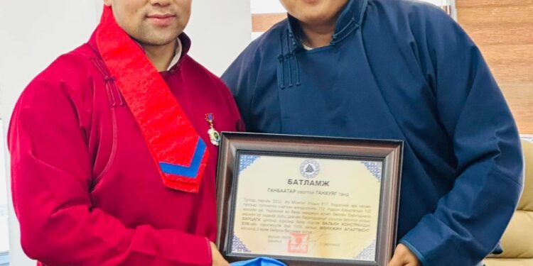 Наадмаар шуугиулсан улсын харцага Г.Ганхуягт 3 өрөө байрны батламж гардуулжээ