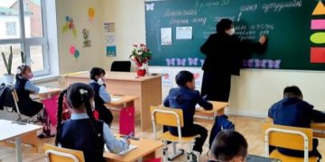 Сурагчдын амралтыг нааш татах шийдвэр гараагүй