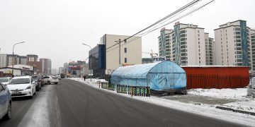 Зөөврийн хүлэмж ашиглан, хуурай аргаар явган хүний зам тавьж байна