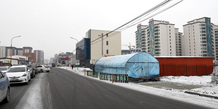Зөөврийн хүлэмж ашиглан, хуурай аргаар явган хүний зам тавьж байна