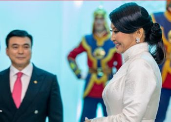 Шадар сайд С.Амарсайхан эхнэртээ МҮОНРТ-ээр бэлэг барихаар улайрч байна