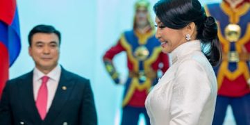 Шадар сайд С.Амарсайхан эхнэртээ МҮОНРТ-ээр бэлэг барихаар улайрч байна