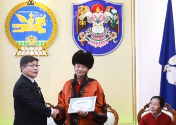 Гэр хорооллын дахин төлөвлөлтийн улмаас хохирсон иргэдэд орон сууцны батламж гардууллаа