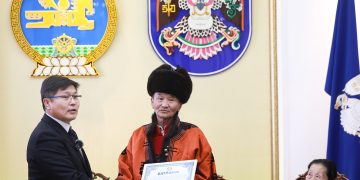 Гэр хорооллын дахин төлөвлөлтийн улмаас хохирсон иргэдэд орон сууцны батламж гардууллаа