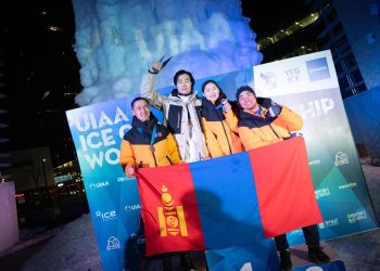 Монголын мөсөнд авиралтын тамирчид дэлхийн цомд чансаагаараа нэгдүгээрт бичигдэв