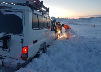 Машин нь цасанд сууж осгож нас баржээ