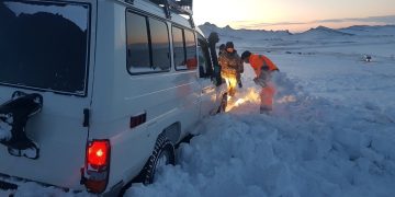Машин нь цасанд сууж осгож нас баржээ