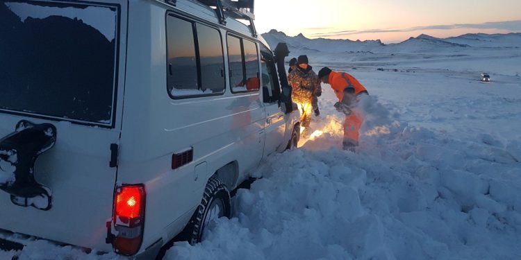 Машин нь цасанд сууж осгож нас баржээ