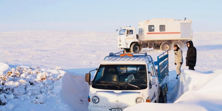 Өвөлжилт, хаваржилтын нөхцөл байдал хүндэрсэн Говьсүмбэр-Дорноговь аймгуудад ажиллаж байна