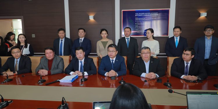 АН мөрийн хөтөлбөрөө Үндэсний аудитын газарт хүлээлгэн өглөө