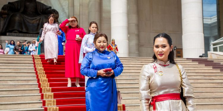 У.Хүрэлсүх: Одонтой ээжүүдэд олгодог мөнгөн тэтгэмжийн хэмжээг нэмэгдүүлнэ