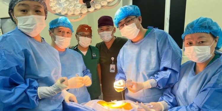 Тархины байнгын уналт таталттай эмчлүүлэгчид тэнэгч мэдрэлийг цочроох суулгац суулгах мэс заслыг амжилттай хийлээ