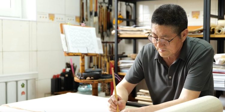 “Эрдэнийн товч”-ийг 91 метр урт цаасан дээр хуулан бичжээ