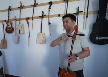 Морин хуурын увдислаг шинжийг судлан докторын зэрэг хамгаалжээ