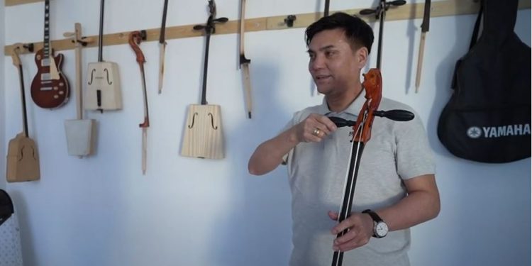 Морин хуурын увдислаг шинжийг судлан докторын зэрэг хамгаалжээ