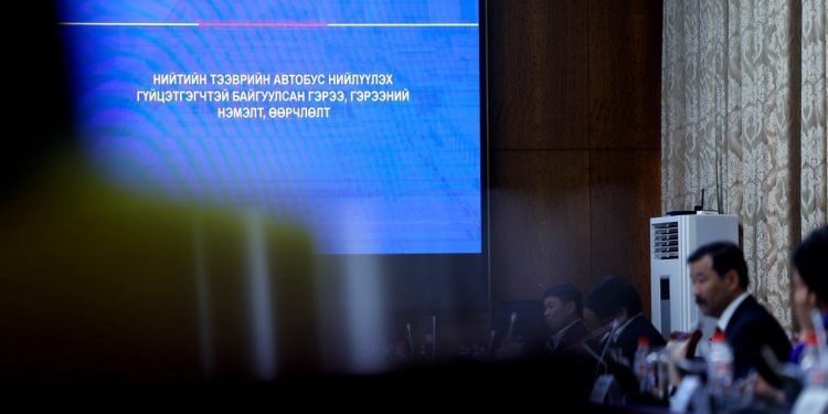 С.Жавхлантбаатар: Дээрээс шахсан учраас ногоон автобусыг хүлээж авахад хүрсэн