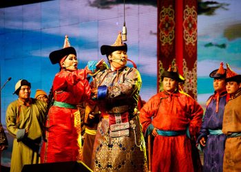 "Учиртай гурван толгой" дуурийн уран бүтээлчдийг 100 сая төгрөгөөр шагнана