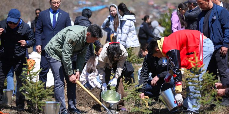 Ерөнхийлөгч У.Хүрэлсүх “Нөхөрлөлийн ой” цэцэрлэгт хүрээлэнд мод тарилаа