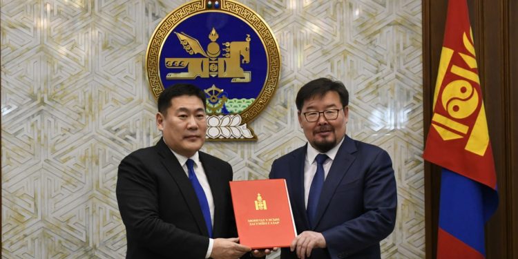 Хот, тосгоны эрх зүйн байдлын тухай болон Шинэ Зуунмод хотын эрх зүйн байдлын тухай хуулийн төслийг өргөн мэдүүллээ