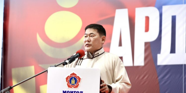 Л.Оюун-Эрдэнэ: Ардчилал бол стратегийн ордуудыг нь төрийн мөнгөөр хувьдаа завших авлигын систем биш