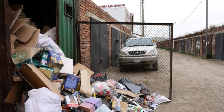 АШУҮИС-ийн төв эмнэлгийн арын зөвшөөрөлгүй 52 гараашийг буулган авто зогсоол болгоно