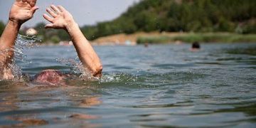 Хоёр хүүхэд голоос аварсан иргэн өөрөө осолджээ