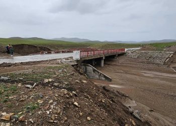 Мөрөн-Хатгал чиглэлийн авто замд гүүрийн хайс, хашлага усанд унажээ