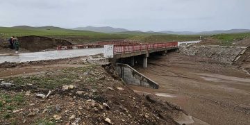 Мөрөн-Хатгал чиглэлийн авто замд гүүрийн хайс, хашлага усанд унажээ