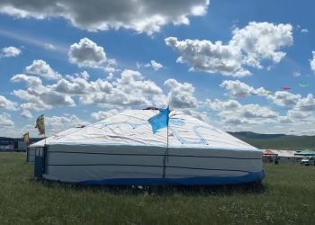 Үзэмчний овоо тахилгаар наадамчдад зориулан гэр барьдаг