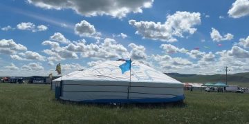 Үзэмчний овоо тахилгаар наадамчдад зориулан гэр барьдаг