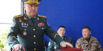 Эвэр нь ургасан Д.Загджав Ерөнхийлөгч У.Хүрэлсүхийг мөргөв