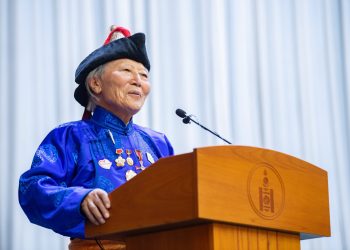 Зохиолч Чинагийн Галсан “Мэргэн ном” цомын эзэн боллоо