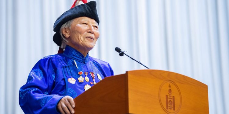 Зохиолч Чинагийн Галсан “Мэргэн ном” цомын эзэн боллоо