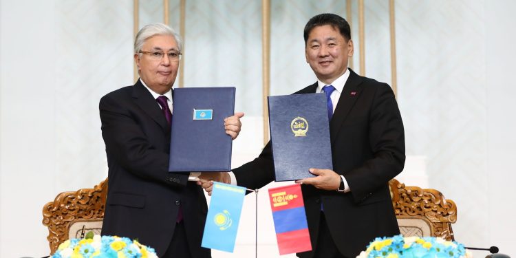 Өнөөдрийн ЗОЧИН: Казахстаны Ерөнхийлөгчөөр улиран ажиллаж буй Токаев гэж хэн бэ?