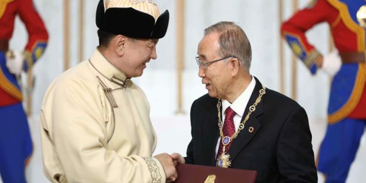 Бан Ги Мүн-д “Чингис хаан” тэргүүн зэргийн одон хүртээлээ