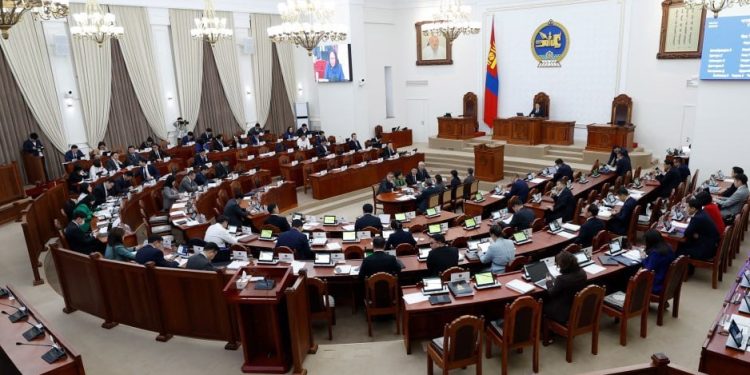 Шүүмжлэл, популизм хоёрт ШҮҮЛТҮҮРТЭЙ ХАНДЪЯ