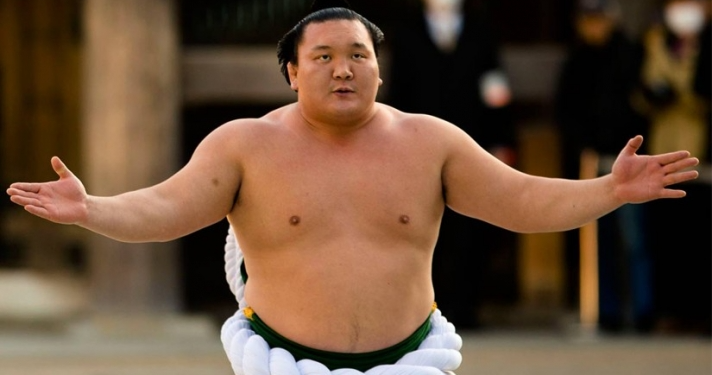 Хакухо аварга Шарга суманд эмнэлгийн тусгай тоноглолтой автомашин бэлэглэжээ