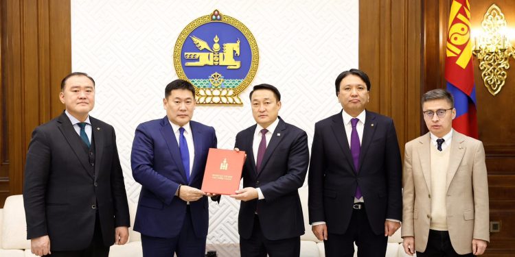 Гашуунсухайт-Ганцмод боомтын хил дамнасан төмөр замын тухай тогтоолыг УИХ яаралтай горимоор хэлэлцэнэ