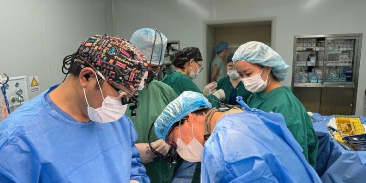 Монгол, солонгос эмч нар зүрхний төрөлхийн гажигтай хүүхдүүдэд мэс засал үнэгүй хийжээ