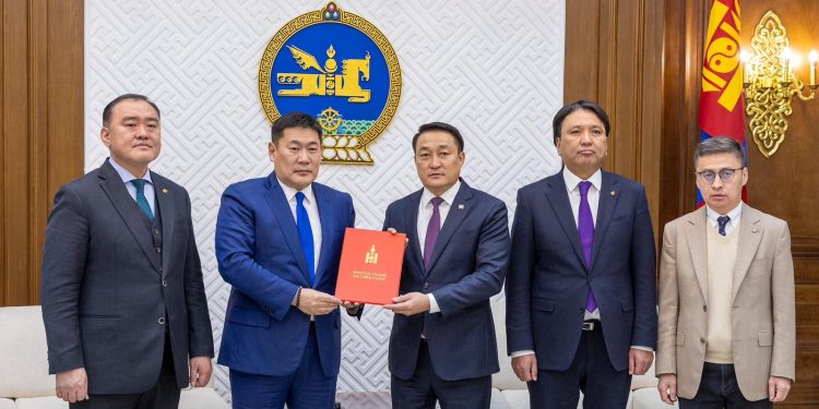 Ерөнхий сайд Засгийн газрын 14 мега төсөлд багтсан стратегийн ач холбогдолтой төслүүдээ УИХ-ын даргад өргөн барилаа