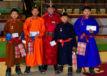 Сар шинийн өсвөрийн барилдаанд Б.Бат-Өлзий зааны хүү үзүүрлэлээ