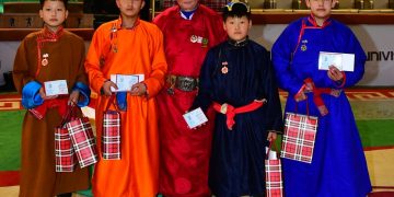 Сар шинийн өсвөрийн барилдаанд Б.Бат-Өлзий зааны хүү үзүүрлэлээ