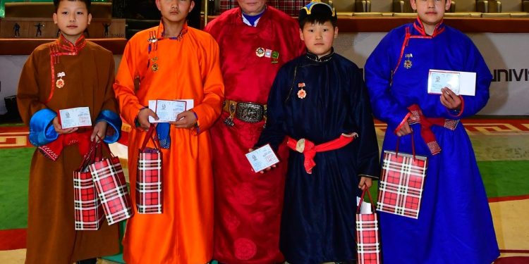 Сар шинийн өсвөрийн барилдаанд Б.Бат-Өлзий зааны хүү үзүүрлэлээ