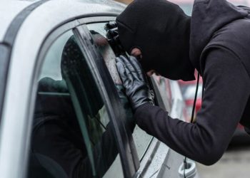 Приус засварын гаднаас автомашин алдагджээ