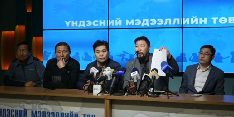 Э.Болормааг УИХ-ын гишүүнээс эгүүлэн татахгүй бол тэмцэнэ гэлээ